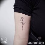 bicep vonal tetoválás Finom vonal rózsa körvonalú tetoválás a bal bice