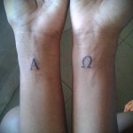 Az omega tetoválás # 153 a minta klassz változata, amely sikeresen használható átalakítására és omega tetoválásként történő alkalmazására a karon