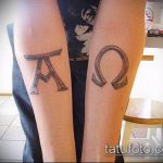 Az omega tetoválás # 431 a minta méltó változata, amely könnyen használható változtatásra és alkalmazásra, mint omega tetoválás nőknek