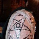 omega tetoválás №983 - a minta exkluzív változata, amely sikeresen használható módosítására és alkalmazására tetováló omega szimbólumként