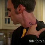 Az omega tetoválás # 90 a minta hűvös változata, amely jól használható feldolgozásra és omega tetoválásként történő alkalmazásra a csuklón