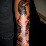 Az organikus tetoválás # 139 a minta klassz változata, amely sikeresen használható a szerves anyagok véglegesítésére és alkalmazására tetoválásként a vállán