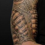 Az organikus tetoválás # 609 a minta érdekes változata, amely sikeresen használható a szerves anyagok feldolgozására és felhelyezésére a lábakon tetoválásként