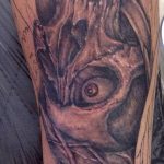 A szerves tetoválás # 77 a minta méltó változata, amely sikeresen használható az organikus anyagok átalakítására és alkalmazására tetoválásként a vállán