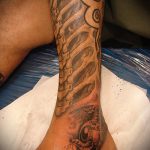 Az organikus tetoválás # 972 a minta klassz változata, amely sikeresen használható a szerves anyagok véglegesítésére és alkalmazására tetoválásként a vállán