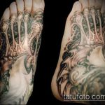 A szerves tetoválás # 994 a minta érdekes változata, amely sikeresen használható a szerves anyagok véglegesítésére és alkalmazására tetoválásként a vállán