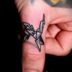 Az origami tetoválás # 250 a minta klassz változata, amely könnyen használható felülvizsgálatra és origami állati tetoválásként történő alkalmazásra