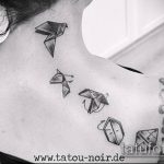 Az origami tetoválás # 647 a minta klassz változata, amely sikeresen használható a karon lévő origami tetoválás feldolgozására és alkalmazására