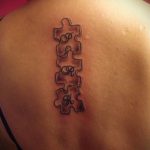 626 -os tetováló puzzle - a minta hűvös változata, amely sikeresen használható revízióhoz és alkalmazáshoz, mint puzzle tetoválás a vállán
