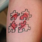 az 561 -es számú tetováló rejtvény a minta érdekes változata, amely jól használható feldolgozásra és tetováló puzzle -ként történő alkalmazásra egy fiú születésének tiszteletére.