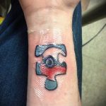 140 -es tetováló puzzle - a minta érdekes változata, amely könnyen használható felülvizsgálatra és alkalmazásra tetováló puzzle -ként a fül mögött