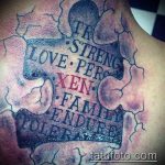 932 -es számú tetováló puzzle - a minta hűvös változata, amelyet sikeresen lehet használni a revízióhoz és az alkalmazáshoz, mint kirakós tetoválás a vállán