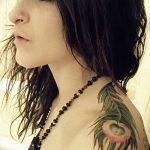 fotó egy pávatoll tetoválásról, kelte: 2018.06.26. №230 - tetoválás pávatoll -