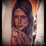 fotó tetoválás portré - egy lány összefont kézzel az állán