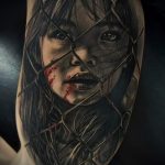 fotó tetoválás portré egy gyermekről - egy lány vérnyomokkal a háló mögött