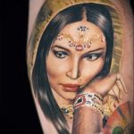 fotó tetoválás portré - sötét hajú lány drága dekorációban