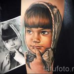 fotó tetoválás portré egy gyermekről - egy lány sálban, ujjával az ajkán