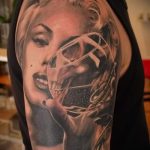 Fotó Marilyn Monroe tetovált portréjáról, egy pohár pezsgővel a kezében