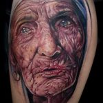 fotó tetoválás portré anyja - idős nő a képen - arc ráncos bőrrel