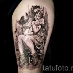 fotó tetoválás portré - síró lány egy széken, disznóval a karjában