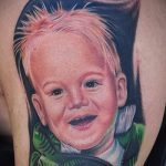 fotó tetoválás portré egy gyermekről - szőke fiú széles mosollyal