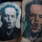 Fénykép egy híres színész tetoválási portréjáról, aki füstgyűrűt fúj