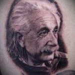 fénykép fekete -fehér tetoválásról Alfred Einstein portréjával