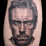 fekete -fehér tetoválás, Hugh Laurie arcképe Dr. House -ként
