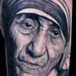 Anya - öregasszony tetoválás portréja