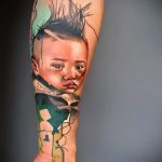 Stílusos akvarell tetoválás egy gyermek portréjával és reális arcával