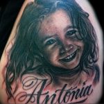 fotó tetoválás portré egy kislányról és feliratok