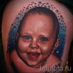 Fénykép a gyermek tetoválás portréjáról úszás közben