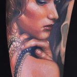 fényképes portré egy lányról, aki a válla fölött néz