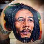 Színes tetoválás Bob Marley portréjával