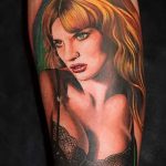 Fotó a tetoválás portréjáról - fülbemászó szőke és kifejező megjelenés
