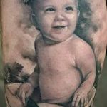 fotó egy tetoválásról egy babával