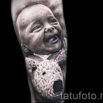 tetovált portré egy gyerekről, puha játékkal és nevető arccal