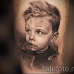 tetovált portré egy szőke hajú kisfiúról
