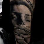 fotó tetoválás portré egy lányról - rajz tátott szájjal