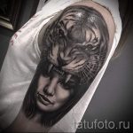 Fotó egy lány és a tigrisbőr tetováló portréjáról