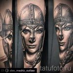 fotó tetoválás portré egy katonai öltözékben lévő lányról