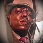 fotó tetoválás portré egy emberről - fekete férfi kalapban és szivarral