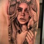 Fénykép tetováló portréról - gyönyörű lány állati bőrből készült fejdíszben