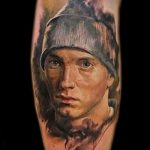 fotó tetoválás portré - Eminem kalapban