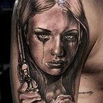 fotó tetoválás portré -0 lány revolverrel a kezében