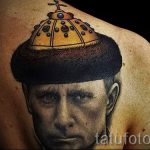 fotó tetoválás portré V.V. Putyin a cári kalapot viseli
