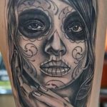 Fotó a santa muerto lány tetoválás klasszikus portréjáról