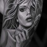 portré tetoválás - csábító szőke