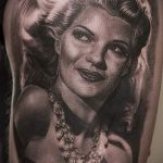 Retro portré egy gyönyörű szőke lányról - tetoválás