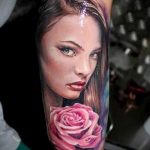 Fotó tetoválás portré egy gyönyörű lány rózsaszín rózsa
